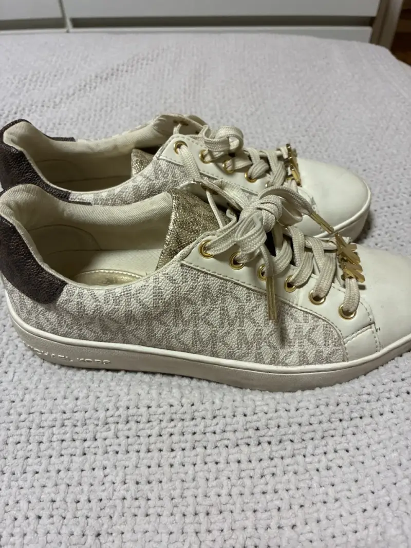 Zapatillas beige con detalles dorados - 1