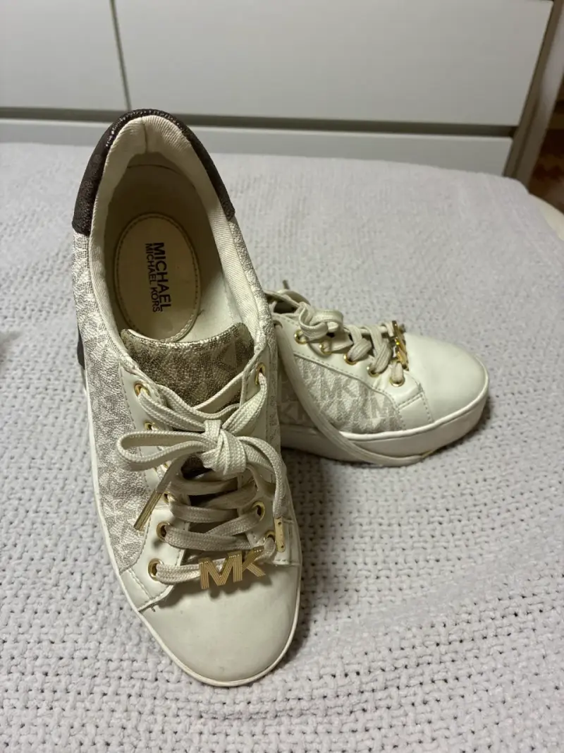 Zapatillas beige con detalles dorados - 2