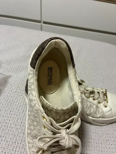 Zapatillas beige con detalles dorados - miniatura 3