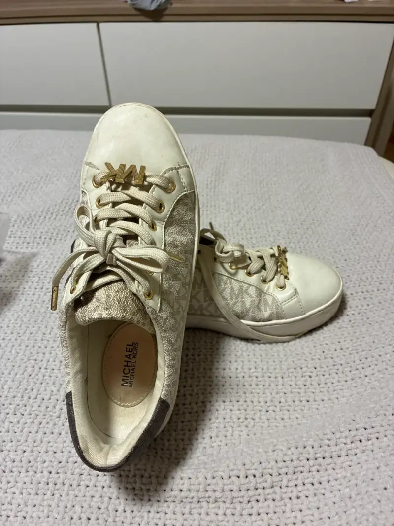 Zapatillas beige con detalles dorados - 4