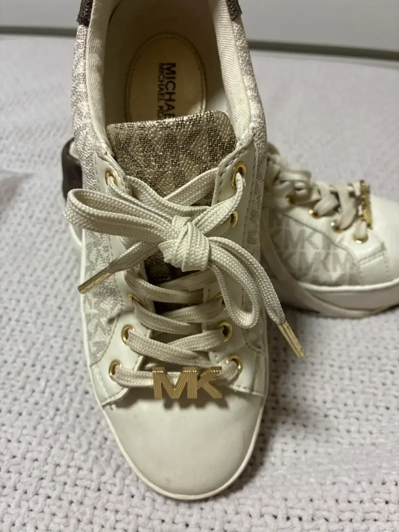 Zapatillas beige con detalles dorados - 5