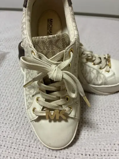 Zapatillas beige con detalles dorados - miniatura 5