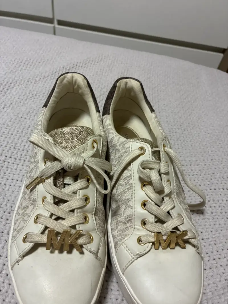 Zapatillas beige con detalles dorados - 6