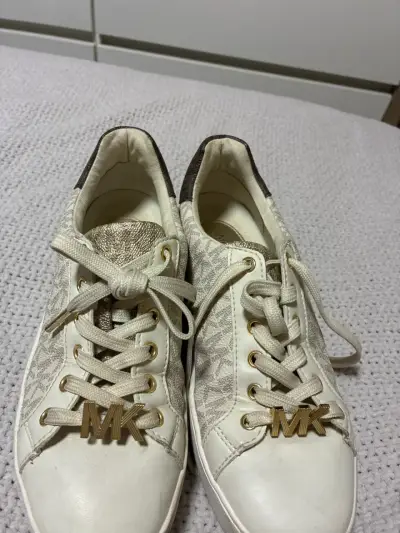 Zapatillas beige con detalles dorados - miniatura 6