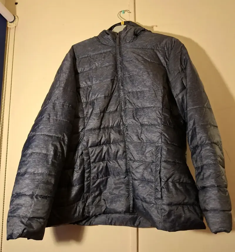 Parka azul marino con capucha