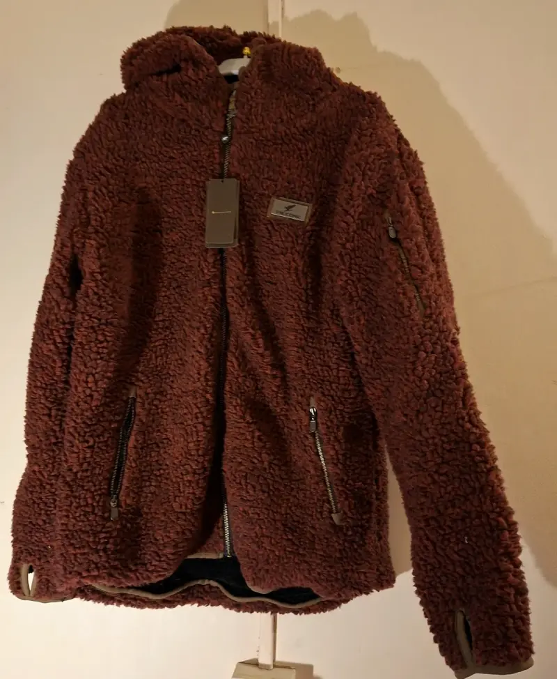 Chaqueta peluda con capucha