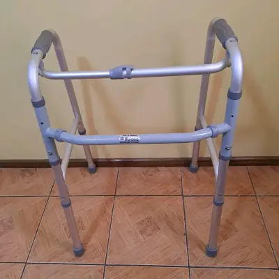 Andador de aluminio plegable - miniatura 1
