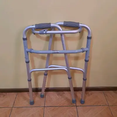 Andador de aluminio plegable - miniatura 2