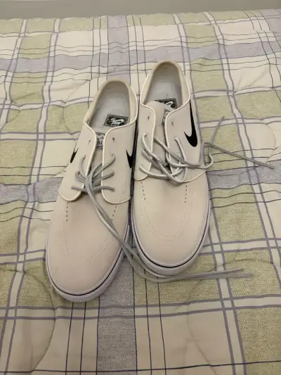 Zapatillas blancas Nike con logo - miniatura 1