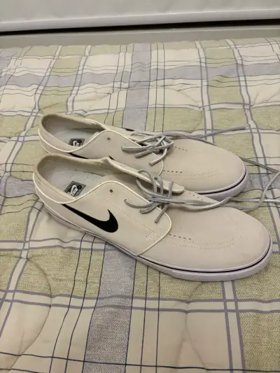Zapatillas blancas Nike con logo - miniatura 3