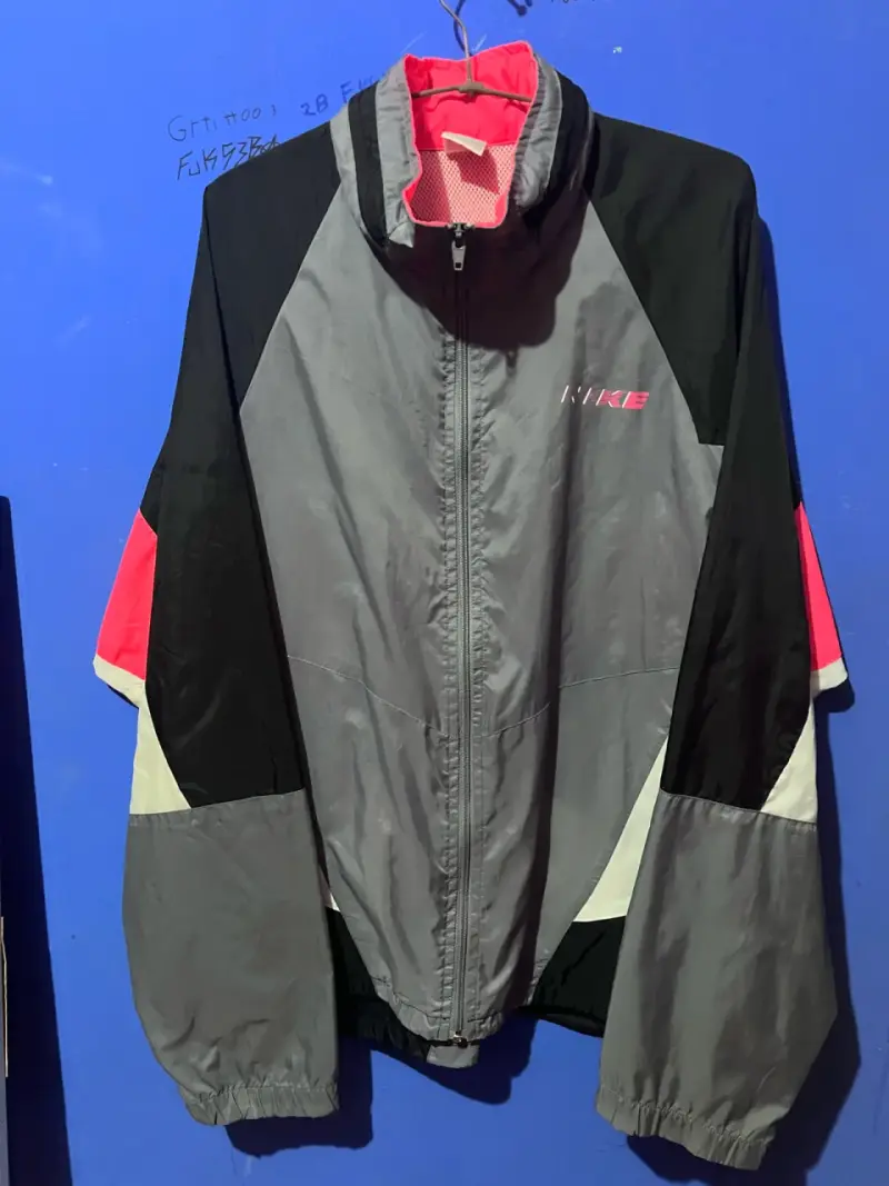 Chaqueta cortavientos deportiva gris - 1
