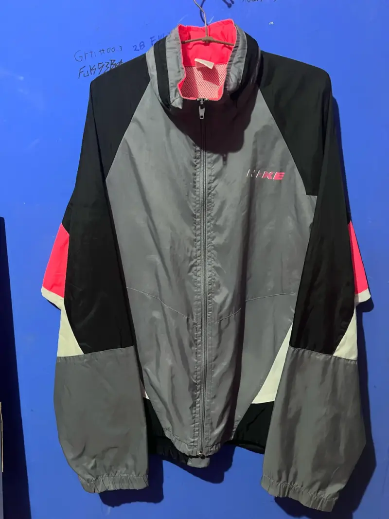 Chaqueta cortavientos deportiva gris - 2