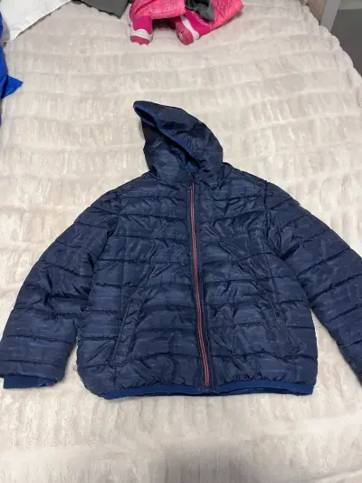 Chaqueta acolchada azul con capucha - miniatura 1