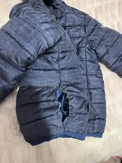 Chaqueta acolchada azul con capucha - miniatura 2