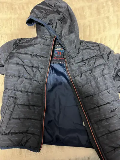 Chaqueta acolchada azul con capucha - miniatura 3