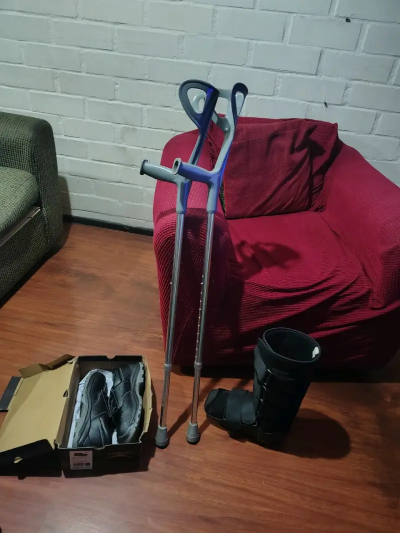 Muletas, bota ortopédica y bototos de seguridad