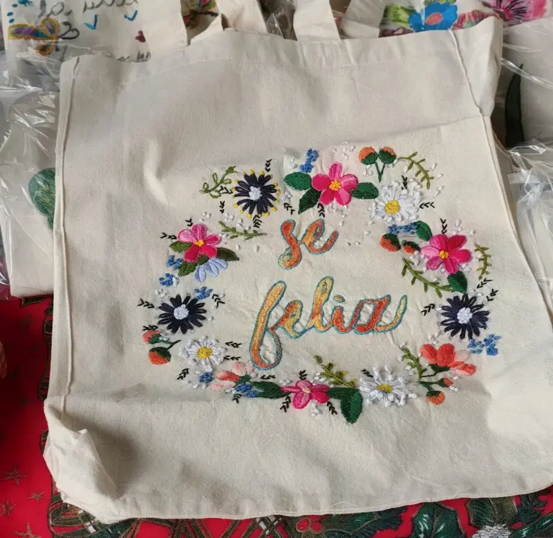 Bolso de tela bordado 'Se feliz'