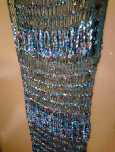 Vestido de fiesta bordado en mostacillas. - miniatura 6