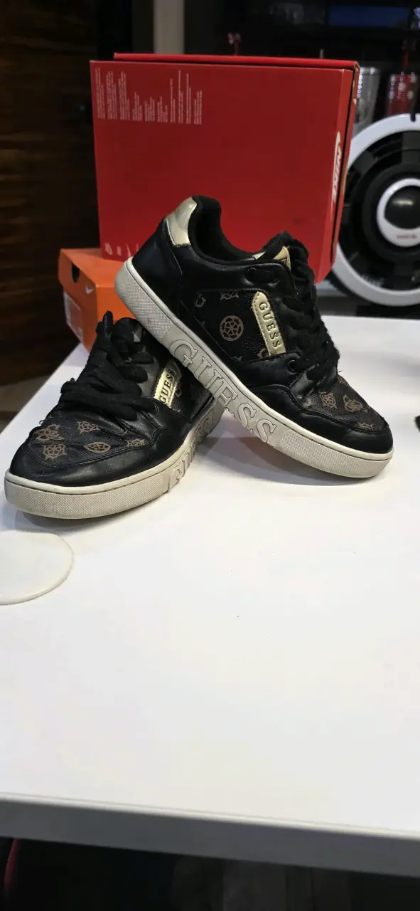 Zapatillas 38 negras Guess estampado - 1