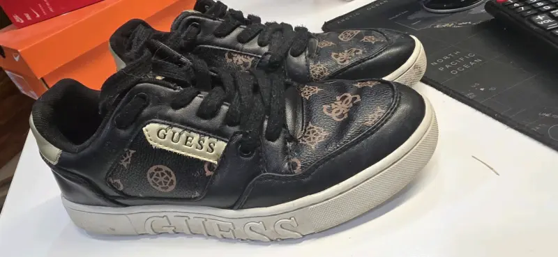 Zapatillas 38 negras Guess estampado - 5