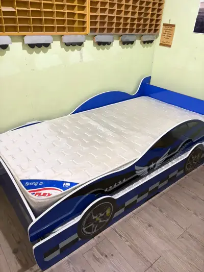 Caman nido infantil con diseño de auto - miniatura 2