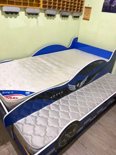 Caman nido infantil con diseño de auto - miniatura 3