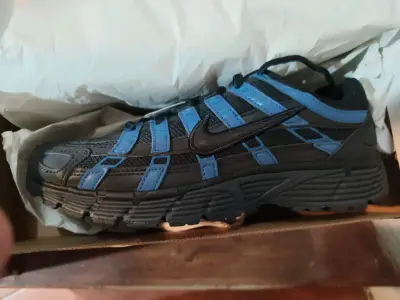 Zapatillas deportivas negras y azules - miniatura 2