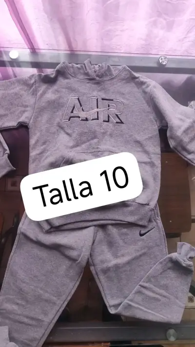 Conjunto Nike gris talla 10 - miniatura 1