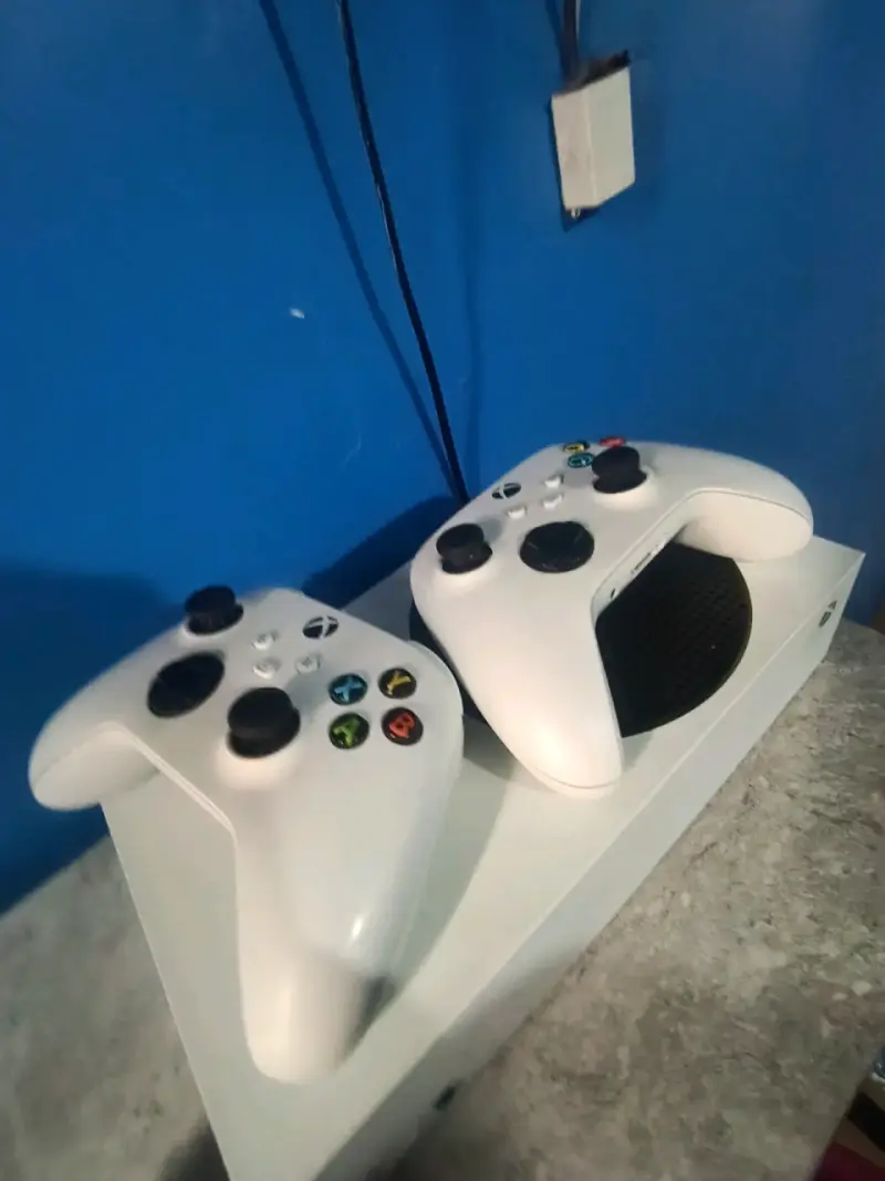 Consola Xbox con dos controles - 1