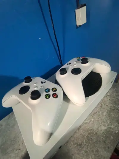 Consola Xbox con dos controles - miniatura 2