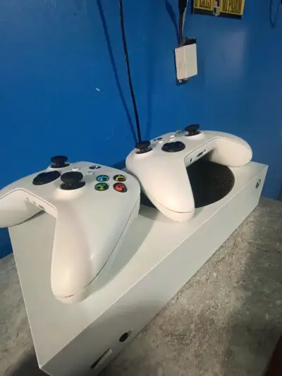 Consola Xbox con dos controles - miniatura 3