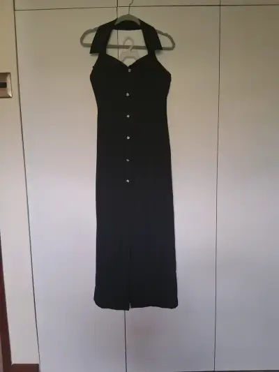 Vestido negro de tirantes - miniatura 1