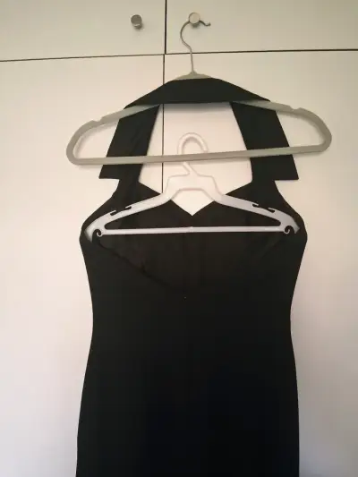 Vestido negro de tirantes - miniatura 4