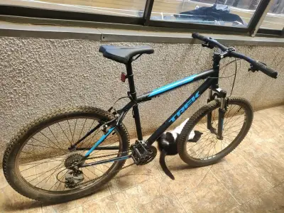 Bicicleta Trek montañera negra - miniatura 1