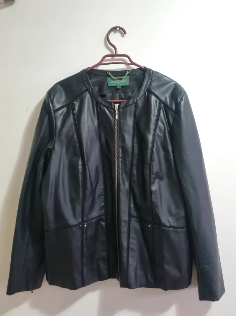 Chaqueta de cuero sintético negro con cierre - 1