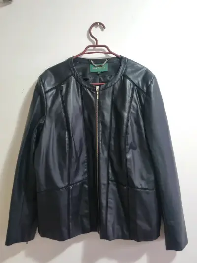 Chaqueta de cuero sintético negro con cierre - miniatura 1