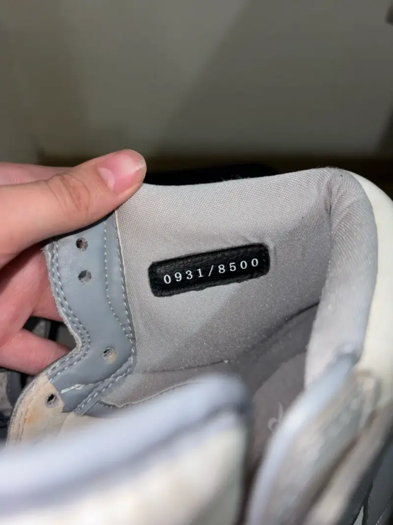 Zapatillas grises de marca - 3