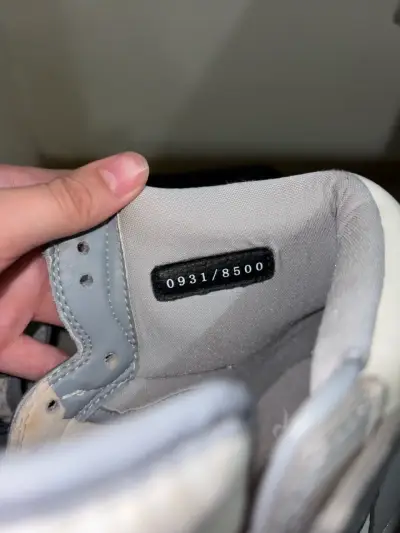 Zapatillas grises de marca - miniatura 3