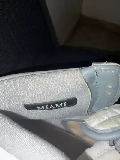 Zapatillas grises de marca - miniatura 4