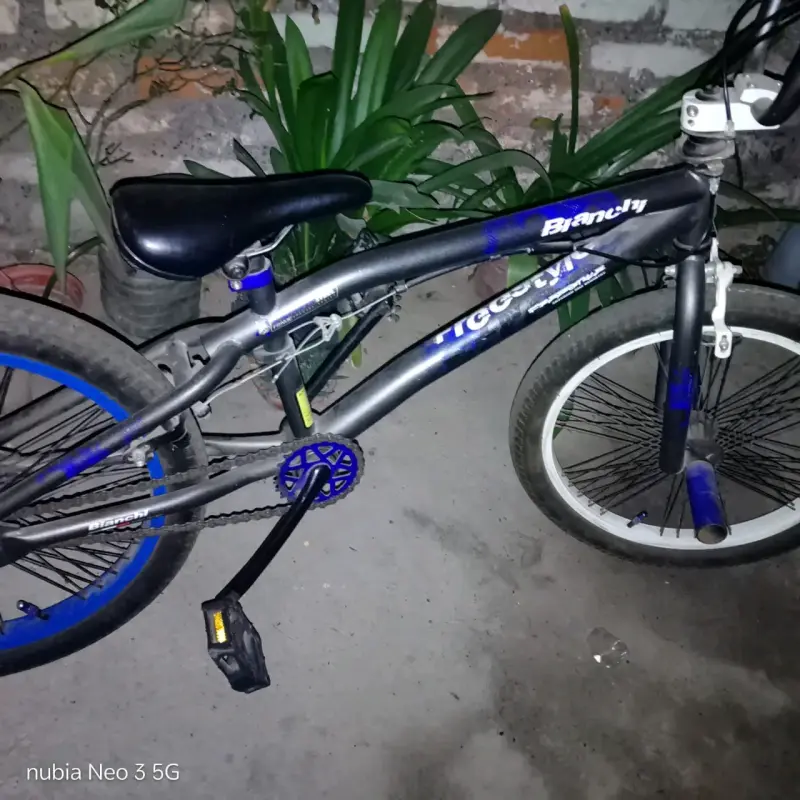 Bicicleta BMX negra y azul - 1