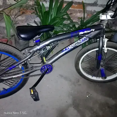 Bicicleta BMX negra y azul - miniatura 1
