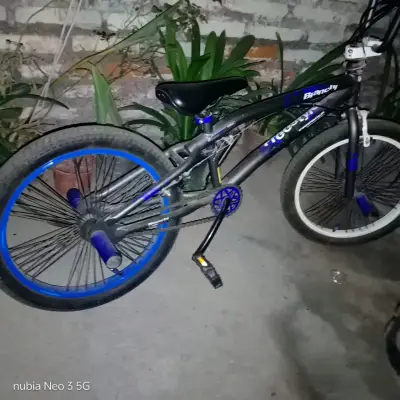 Bicicleta BMX negra y azul - miniatura 2