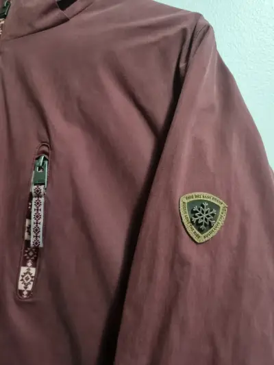 Chaqueta burdeos con capucha - miniatura 2