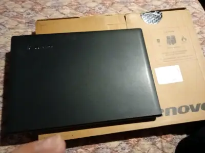 Laptop Lenovo con caja original - miniatura 1