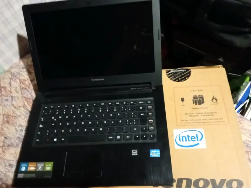Laptop Lenovo con caja original - 2