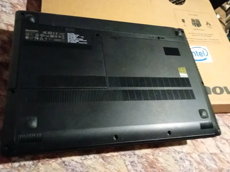 Laptop Lenovo con caja original - 3