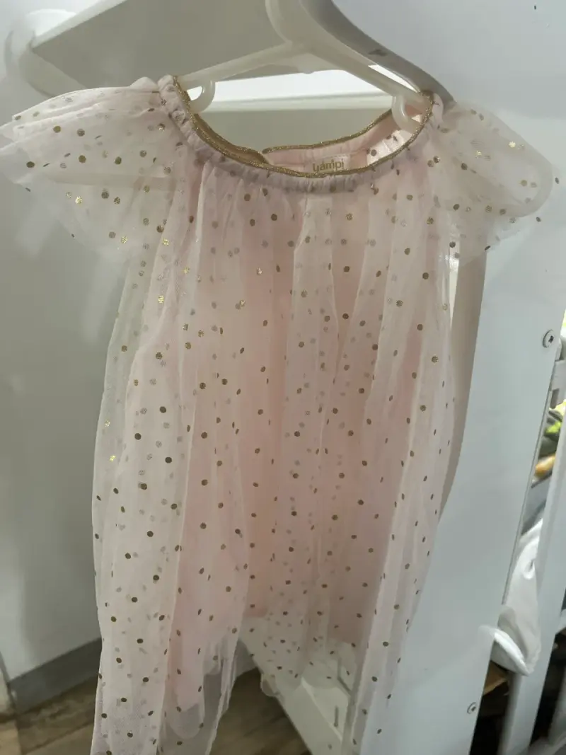 Vestido de niña con diseño de lunares