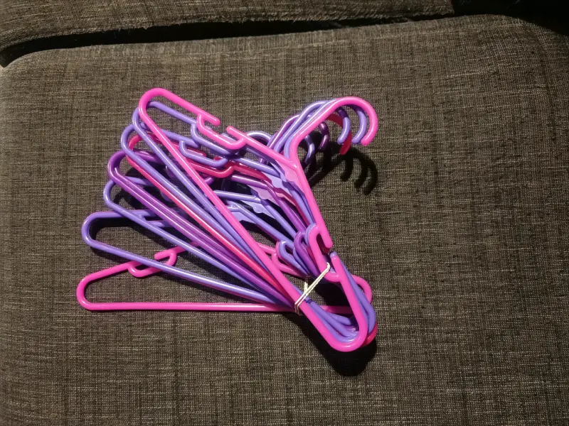 Gancho de ropa plástico pequeño - 1