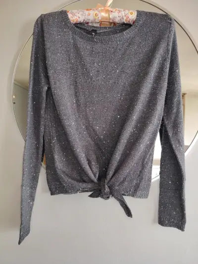 Suéter gris con brillo talla M - miniatura 3