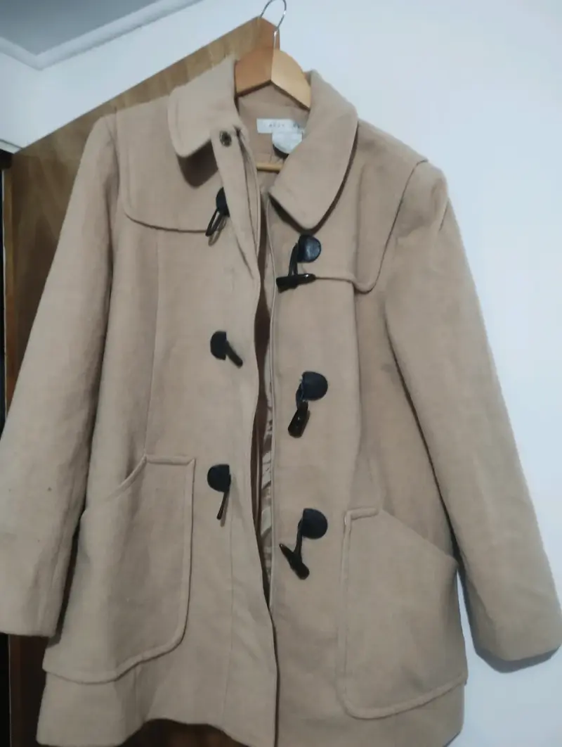 Abrigo beige con botones negros - 1